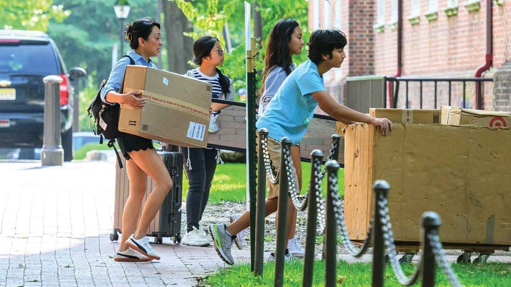 students moving boxes into dorms