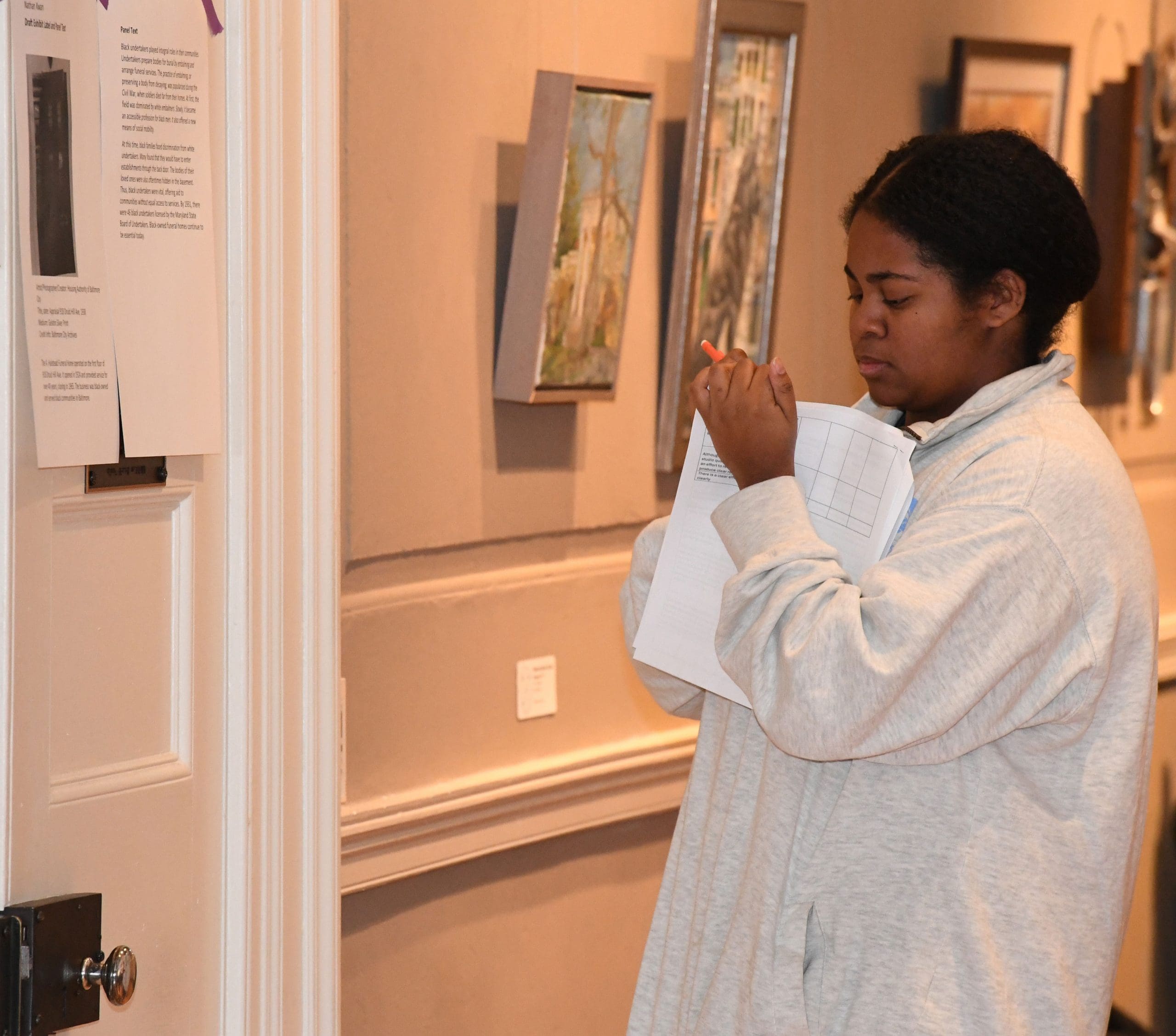 Andra Morrison writes feedback for
another student’s exhibit text in “Lost Baltimore.”