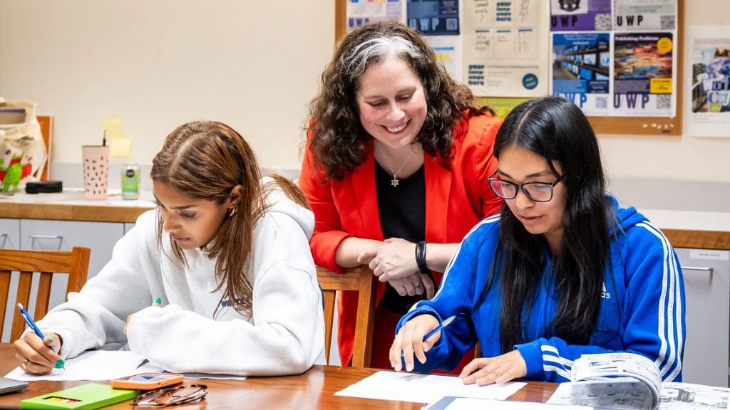  Laura Hartmann-Villalta listens to Trisha Manda and Jasmin Mendoza-
Aragon explain their strategy for drawing comics. 